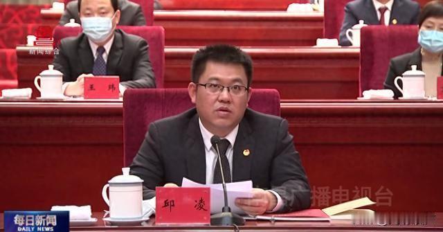 一个县委二十年来六代书记县长相继落马，这是没有民主的结果吗？
结合某人长期在地方