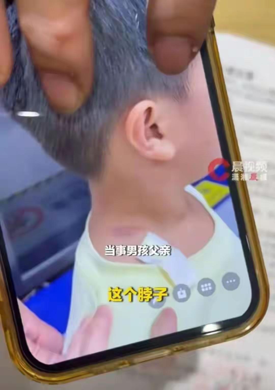 “摸了我屁股，就得道歉！”湖南长沙，女子在餐厅门口结账时，一4岁男孩其从其身后跑