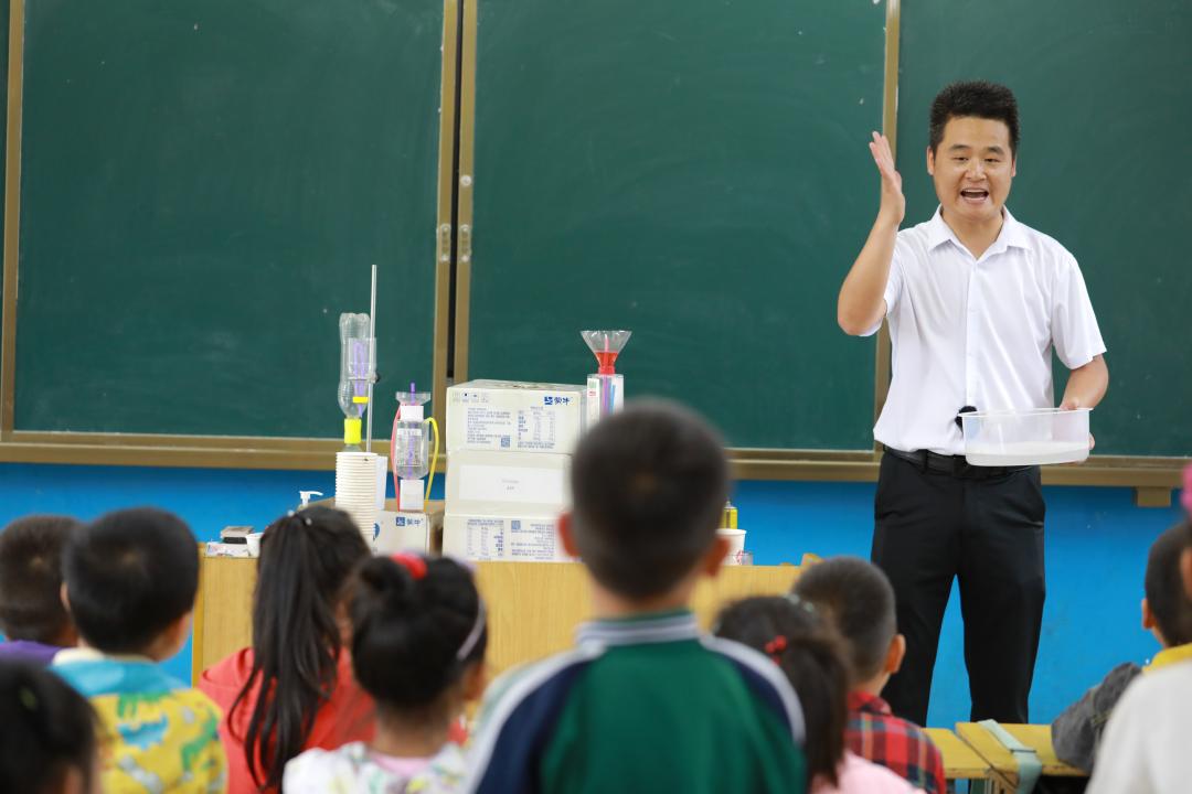 这个乡村老师太牛了！太厉害了！在抖音上自学了上百个实验，靠着捡垃圾带留守儿童拿3