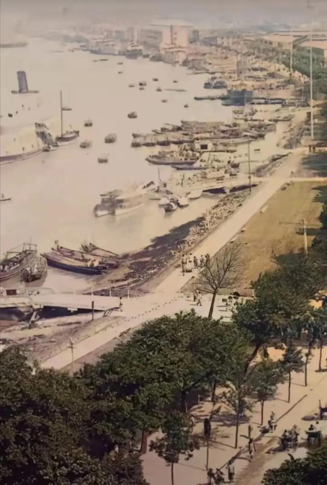 1901年，外国一位摄影师在上海外滩拍下的一张照片。那时候的外滩还没有多少建筑物