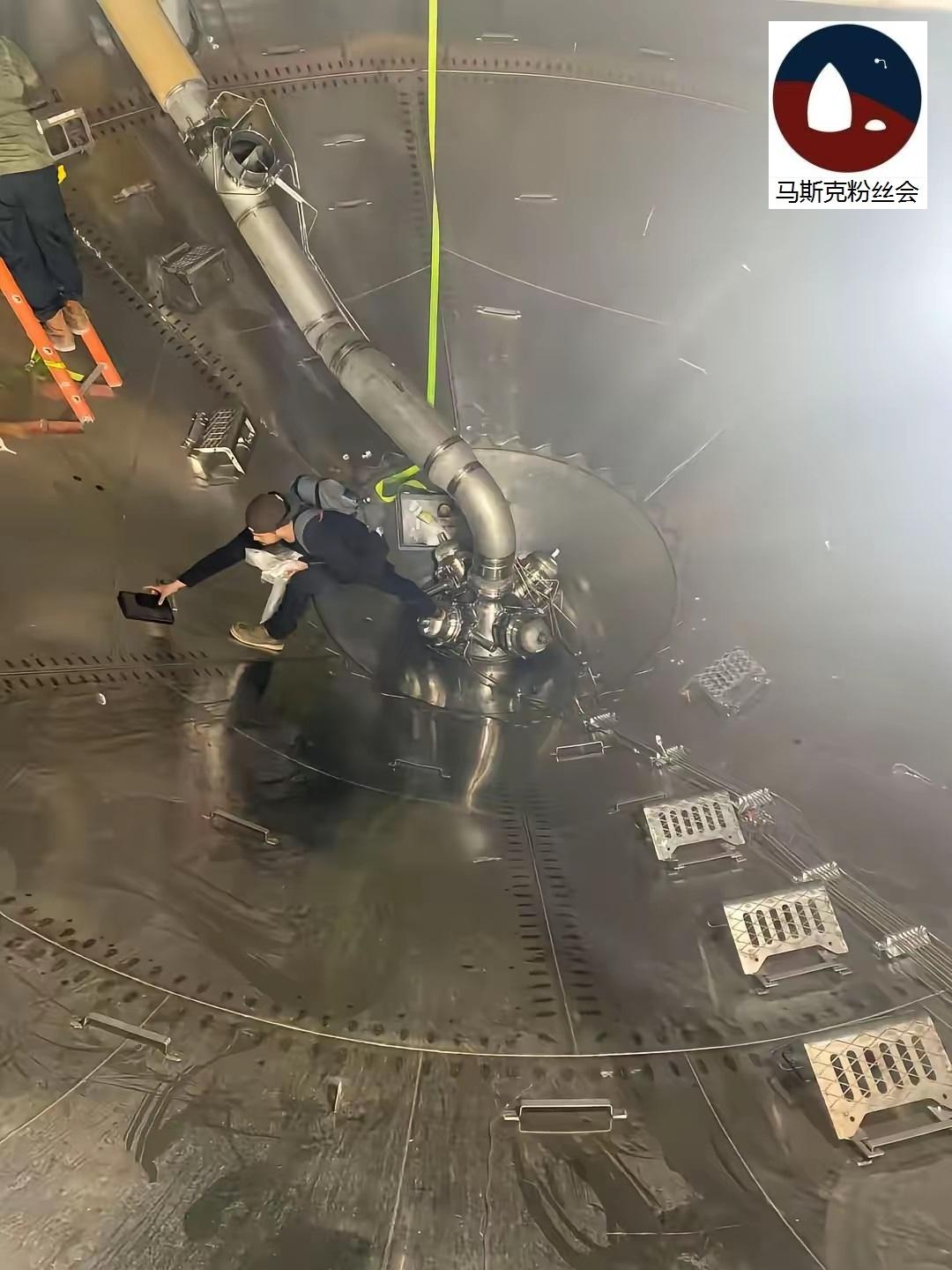 马斯克大星舰的内部，
你看过没？
来看看，是这样的。
巨大的不锈钢内腔。