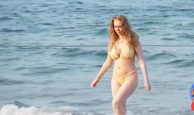 “碧海潮生涌，金沙滩上行”，这诗句一下就把我带到那片梦幻的海边。立秋过后，青岛金