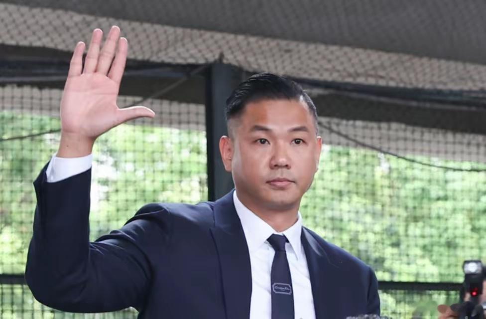 小S一句“感谢老天爷没把陈建州带走”，评论区炸了。 她眼眶泛红。不是作秀。怕失去