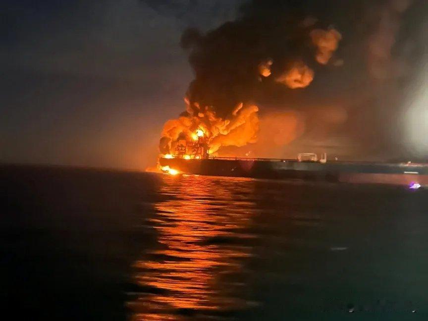 突发：霍尔木兹海峡附近报告发生爆炸！
一艘商船在穿越霍尔木兹海峡时报告听到两次爆