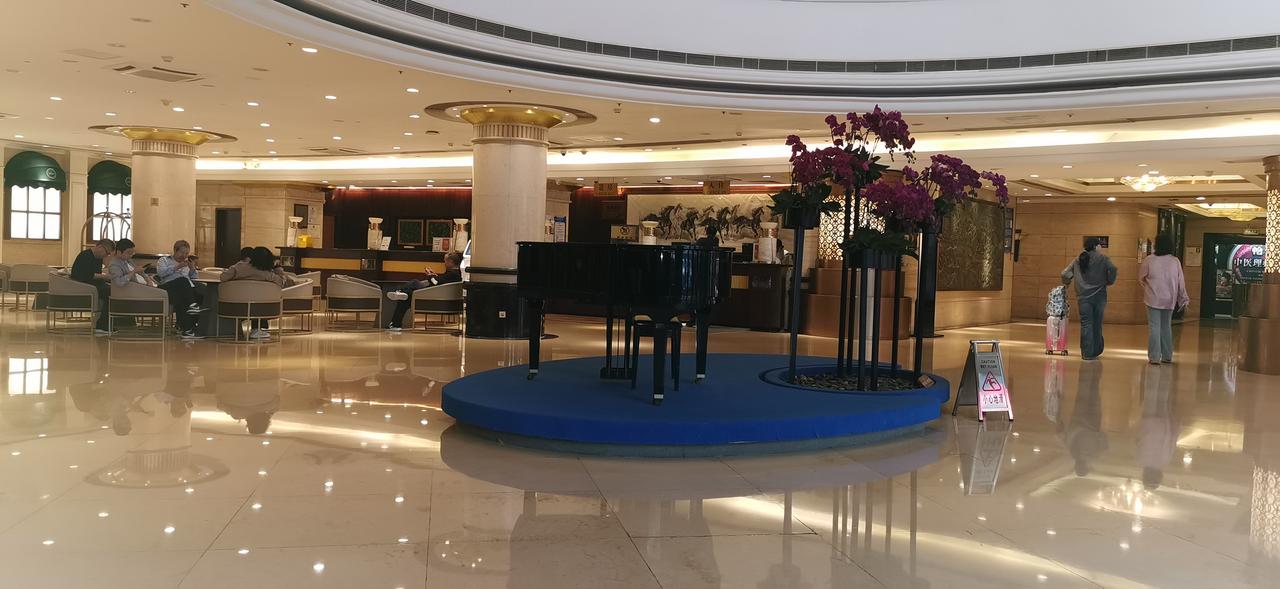 珠海夜记
 
三月珠海，晚风轻软，暮色温柔。树影婆娑，情侣路上清新宜人。我拎着一