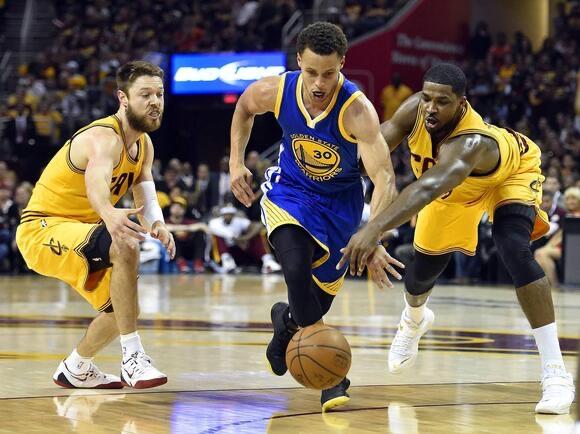 防守巅峰的库里有多累？近日，2016年NBA骑士总冠军球员德拉维多瓦接受了前队友