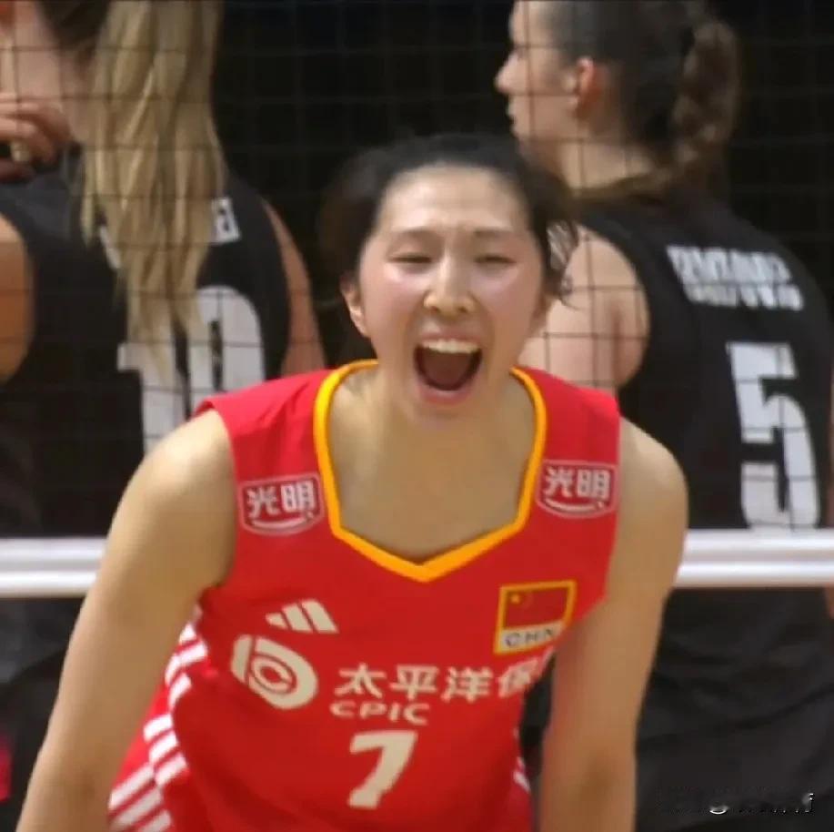中国女排首秀世联赛零封比利时[加油][加油][加油]
三局的比分是25-17/2