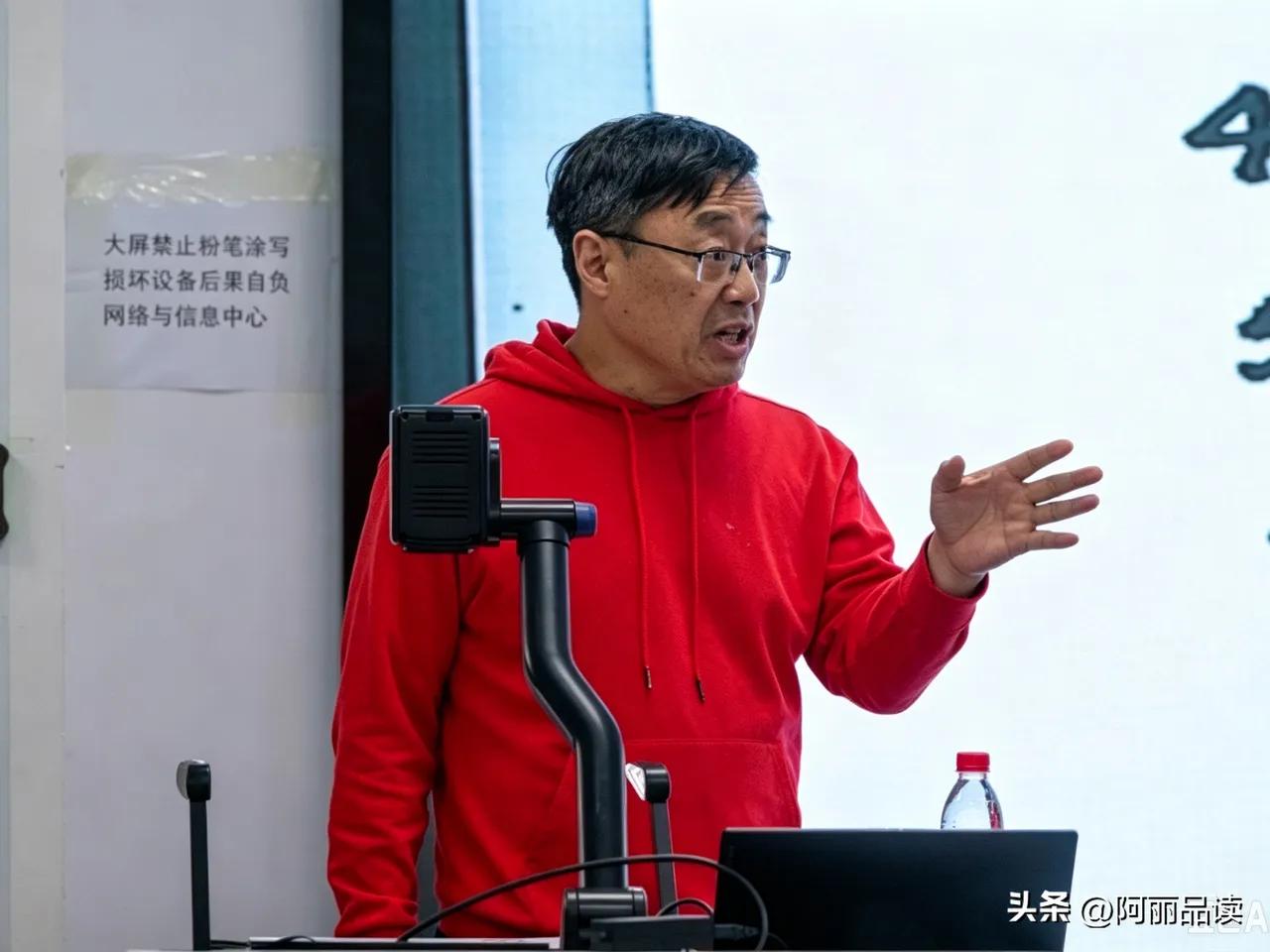 果不其然，汤家凤提出调整英语核心地位的观点一出，网上不少自媒体直接给他扣上极端的
