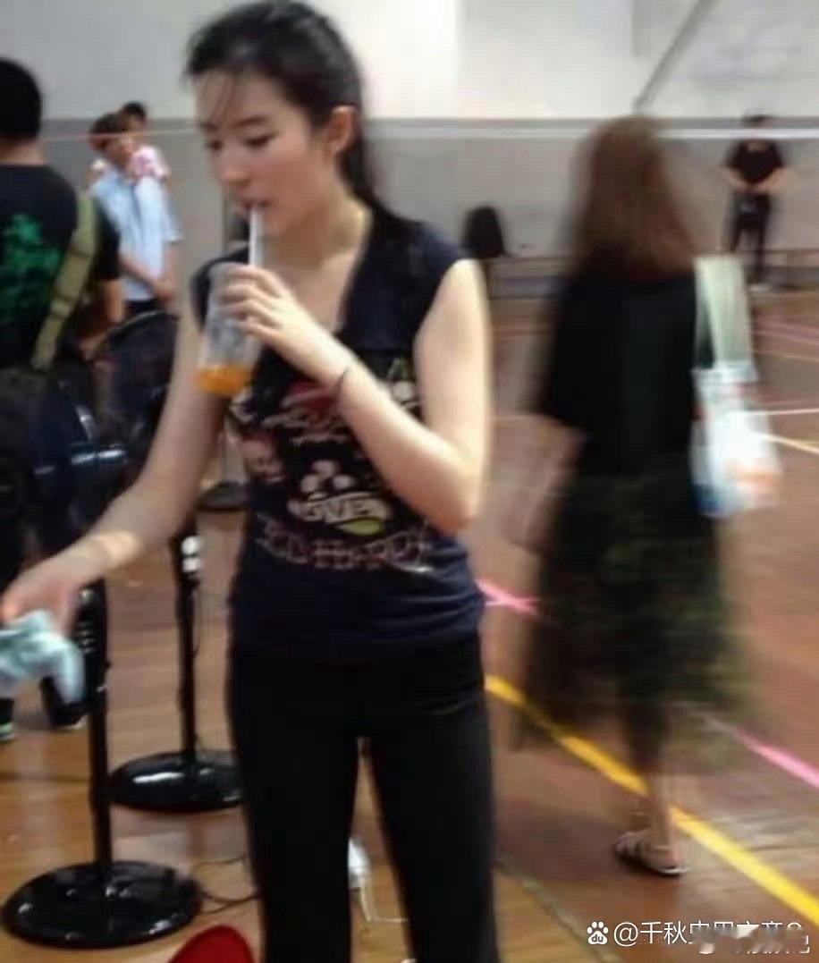 网友在体育馆偶遇打羽毛球的刘亦菲，素颜超美，被圈粉 ​​​
