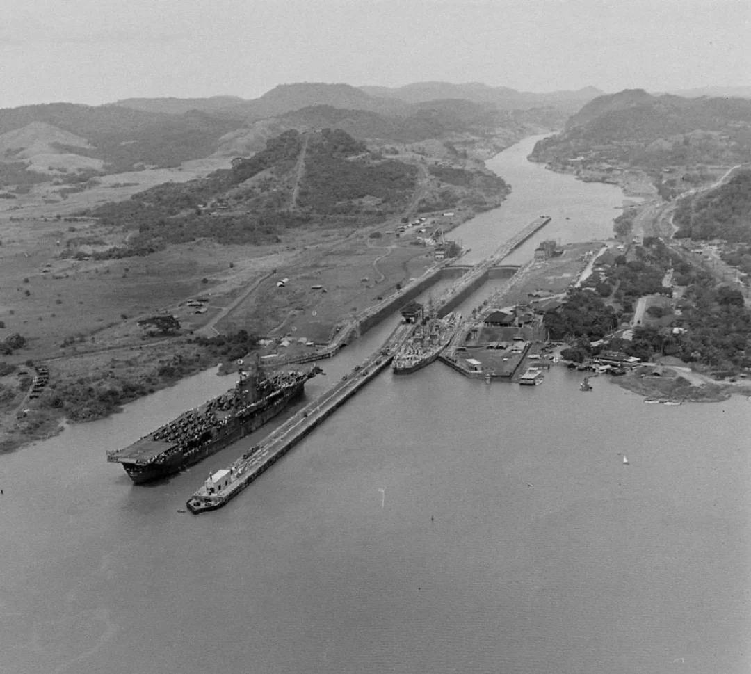 过巴拿马运河的美国军舰