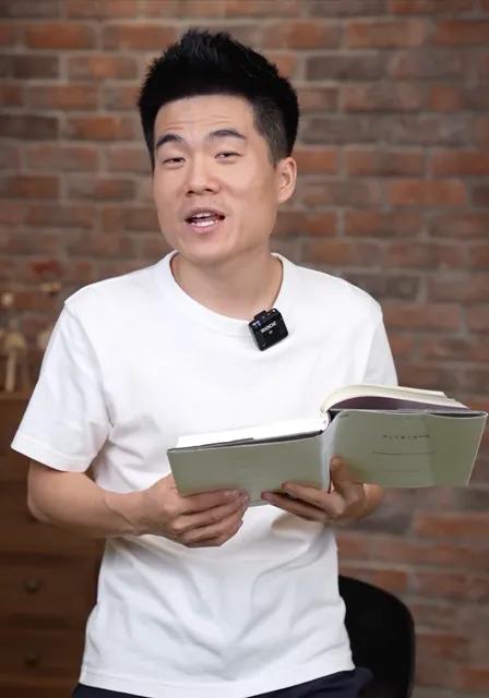 撒贝宁问董宇辉：“成名后有人挖你吗？”董宇辉羞涩一笑：“有，那个钱多的差点吓死我