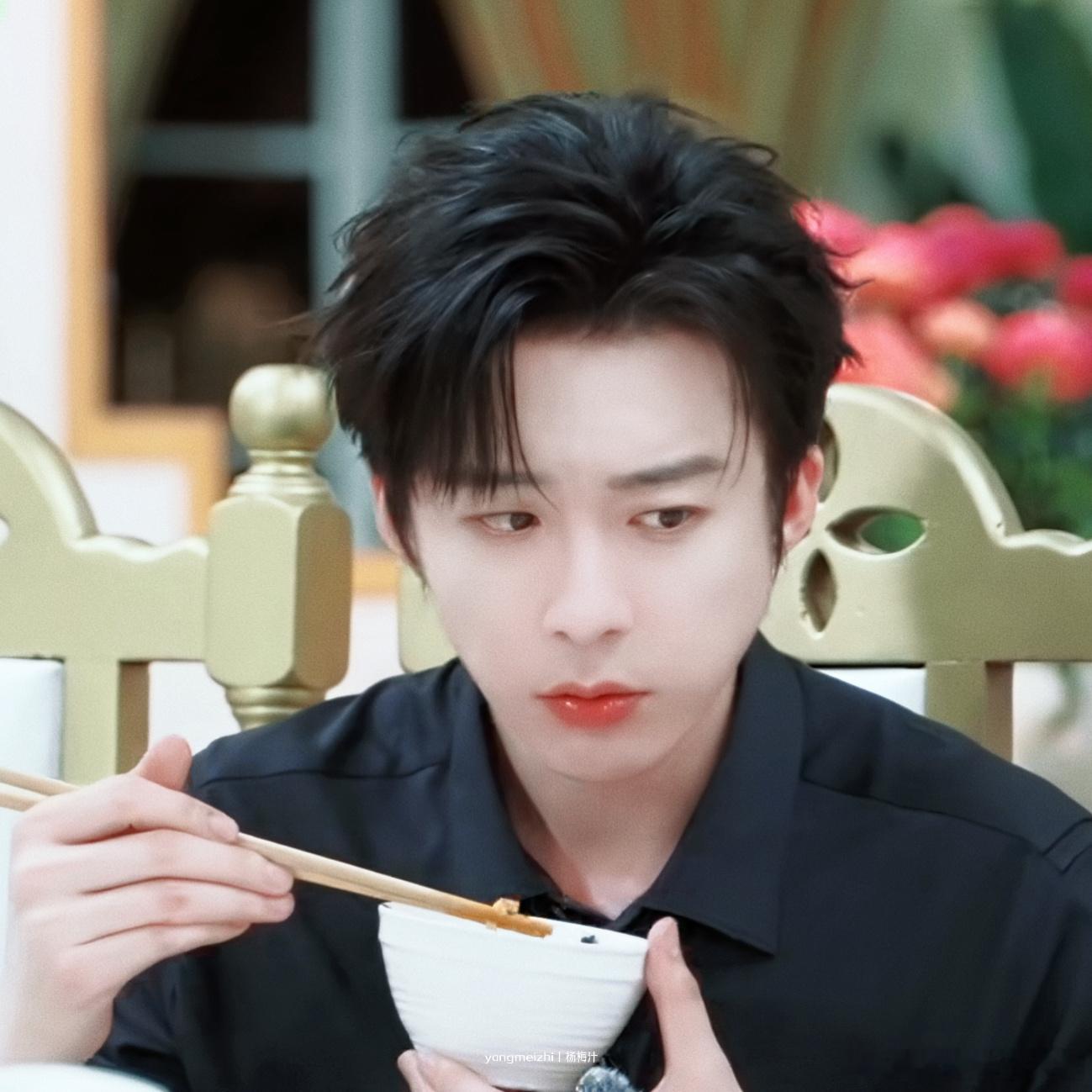 快吃吧，宝宝，多吃饭才能长高高。刘宇宁 。