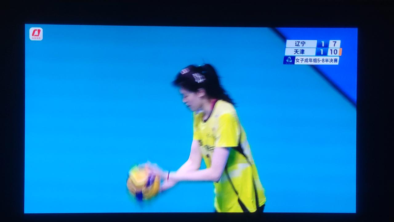 第三局比赛妹妹李盈莹三连发直接得分！
天津女排自由人刘立雯继续首发出场，天津女排