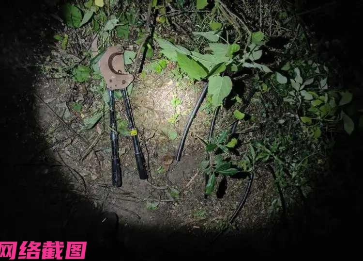 江苏盐城有男子打起偷拿闲置工地上的线缆主意，事后被人发现报警，随后民警蹲守现场中