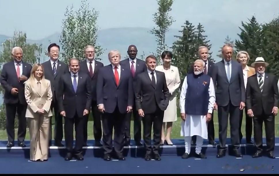 G7峰会领导人集体合影，特朗普仍然是主角，马克龙依然标志性的单手插兜。