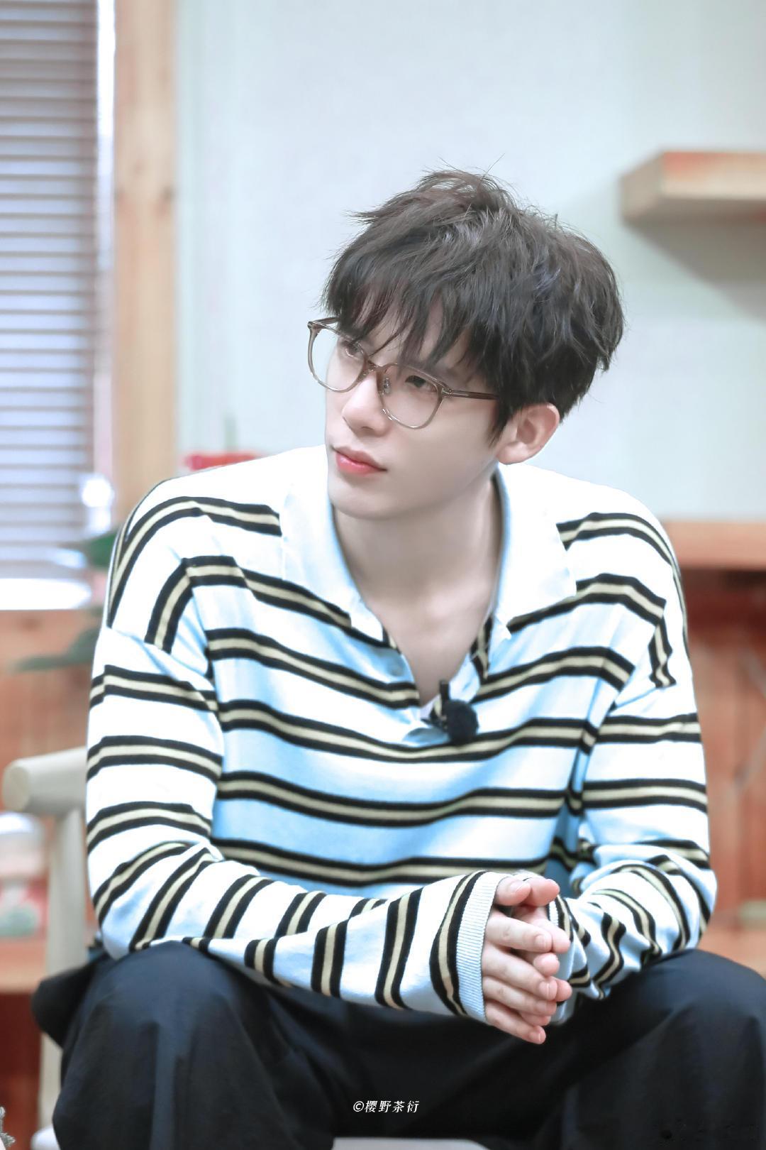 王安宇的时尚完成度好强  王安宇看他穿卫衣牛仔裤的时候，那股干净清爽的少年感就像