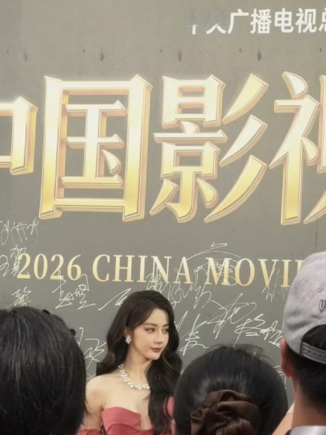 好久不见迪丽热巴走红毯好精致的一张脸