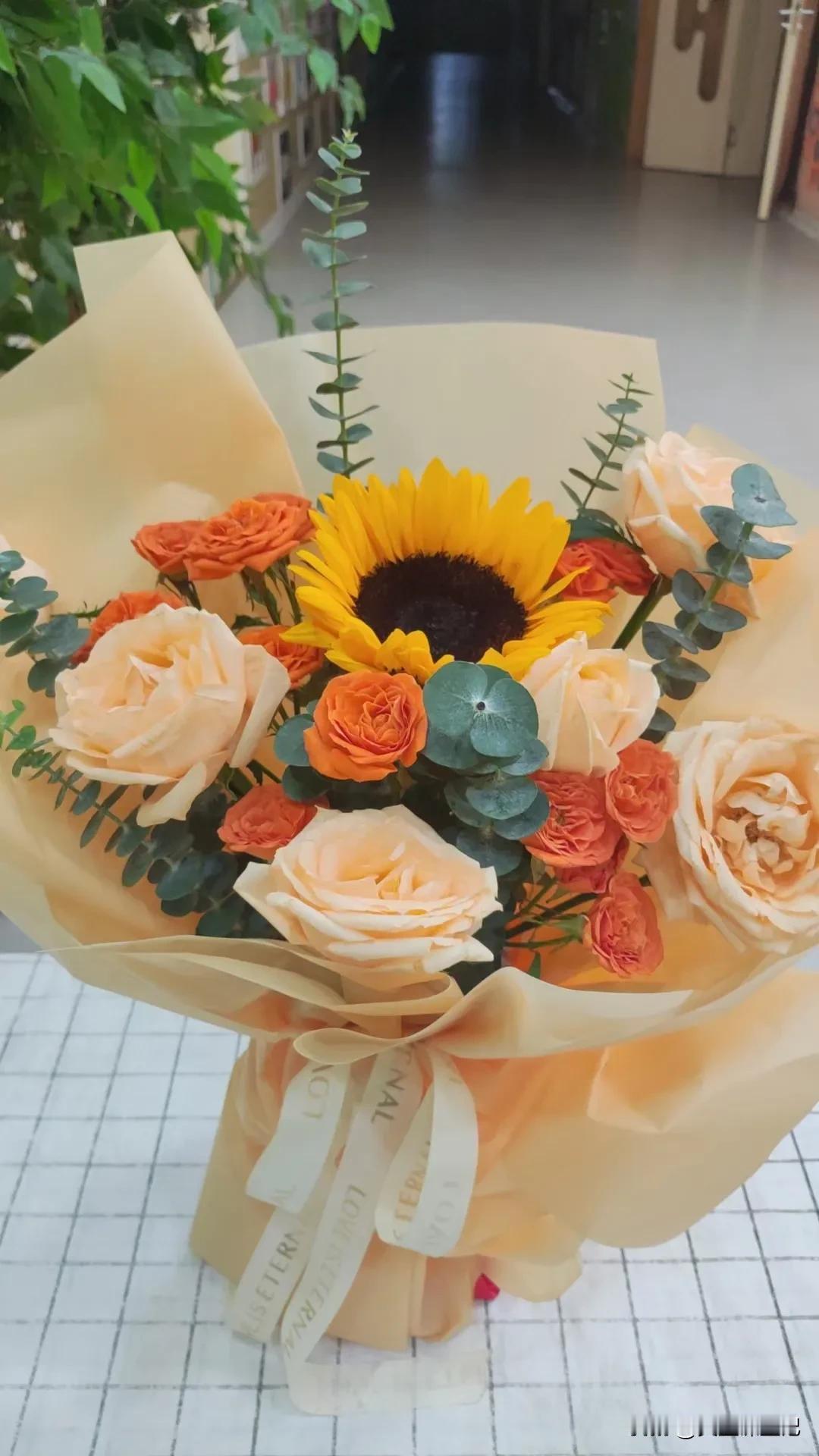 致敬每一个为生活努力的人
鲜花朵朵表真情，
五彩斑斓真不错。
手捧鲜花送温馨，