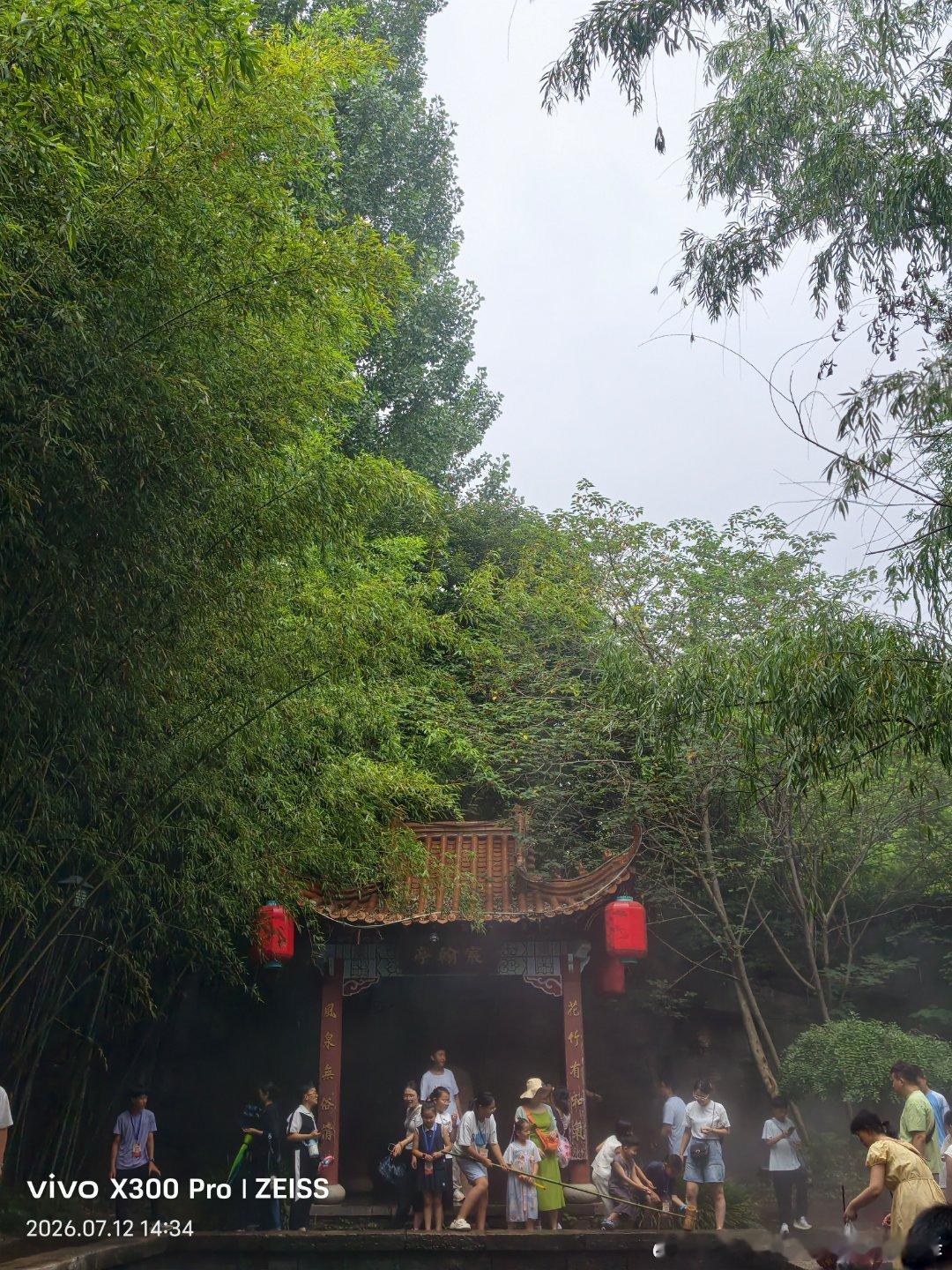 竹泉村以竹子、泉水、明清石屋出名，泉水绕村，石板流水，灯笼竹林，到处雾气缭绕，如