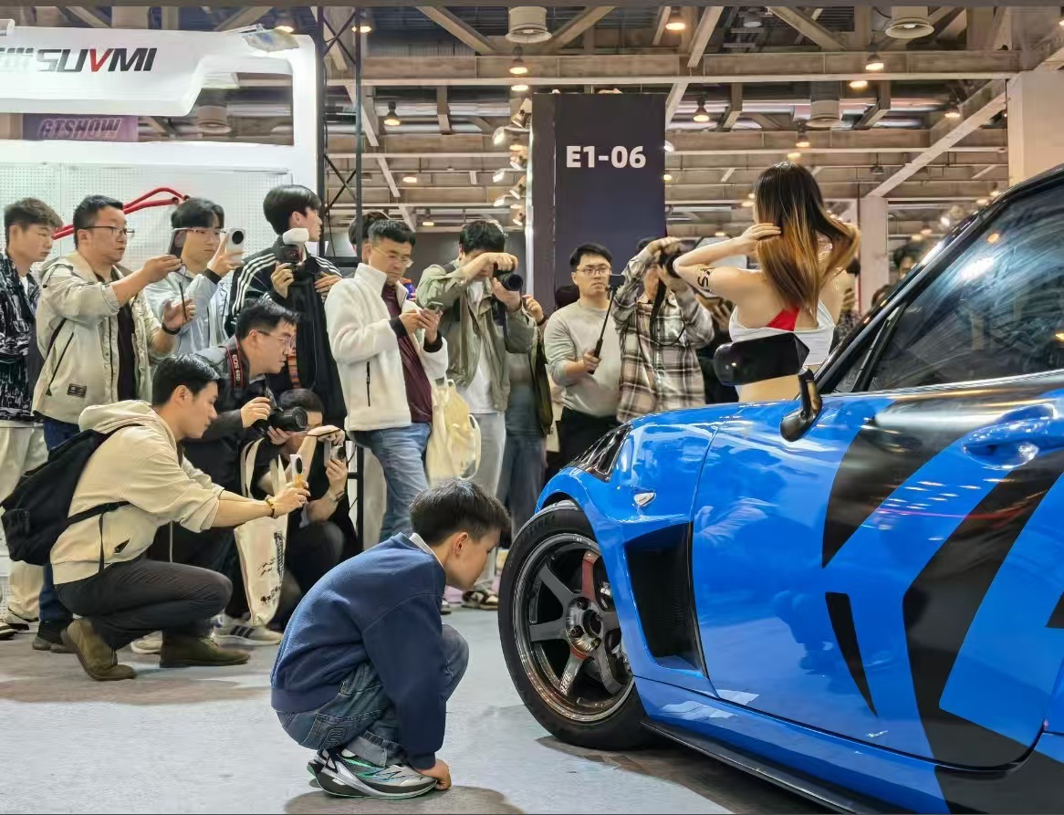 世界名画：车迷。 