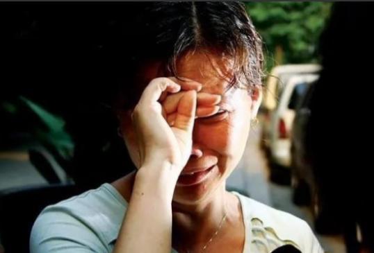 2003年，上海男大学生李奇乐患病去世，但因欠下高额治疗费用被医院拒绝开具死亡证