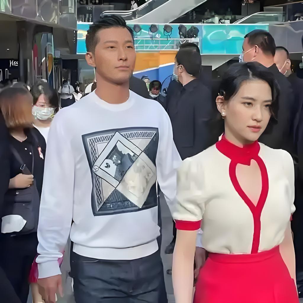 🈶网友觉得窦骁婚礼花几千万不算多，认为这跟何超莲家的家产来比不值一提，湿湿碎，