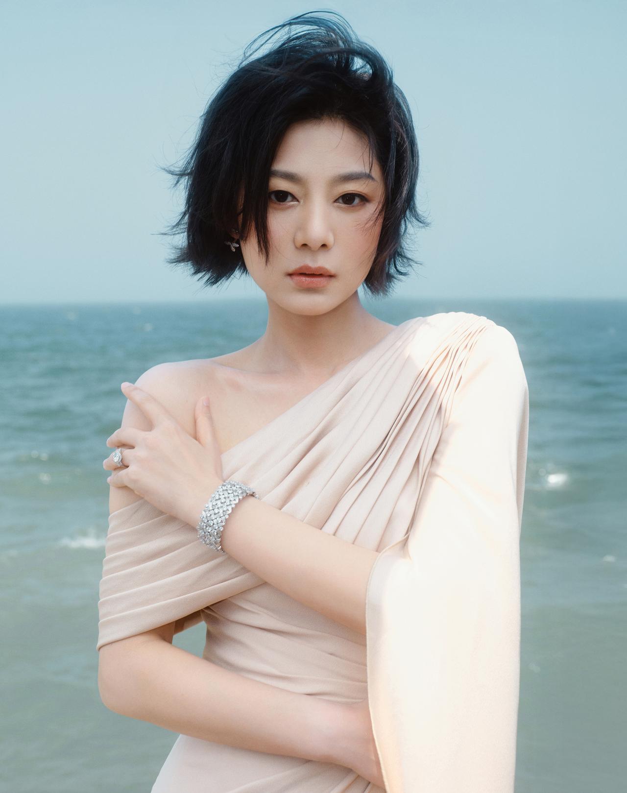 王真儿这身穿搭好绝，造型太有质感了，优雅又大气！