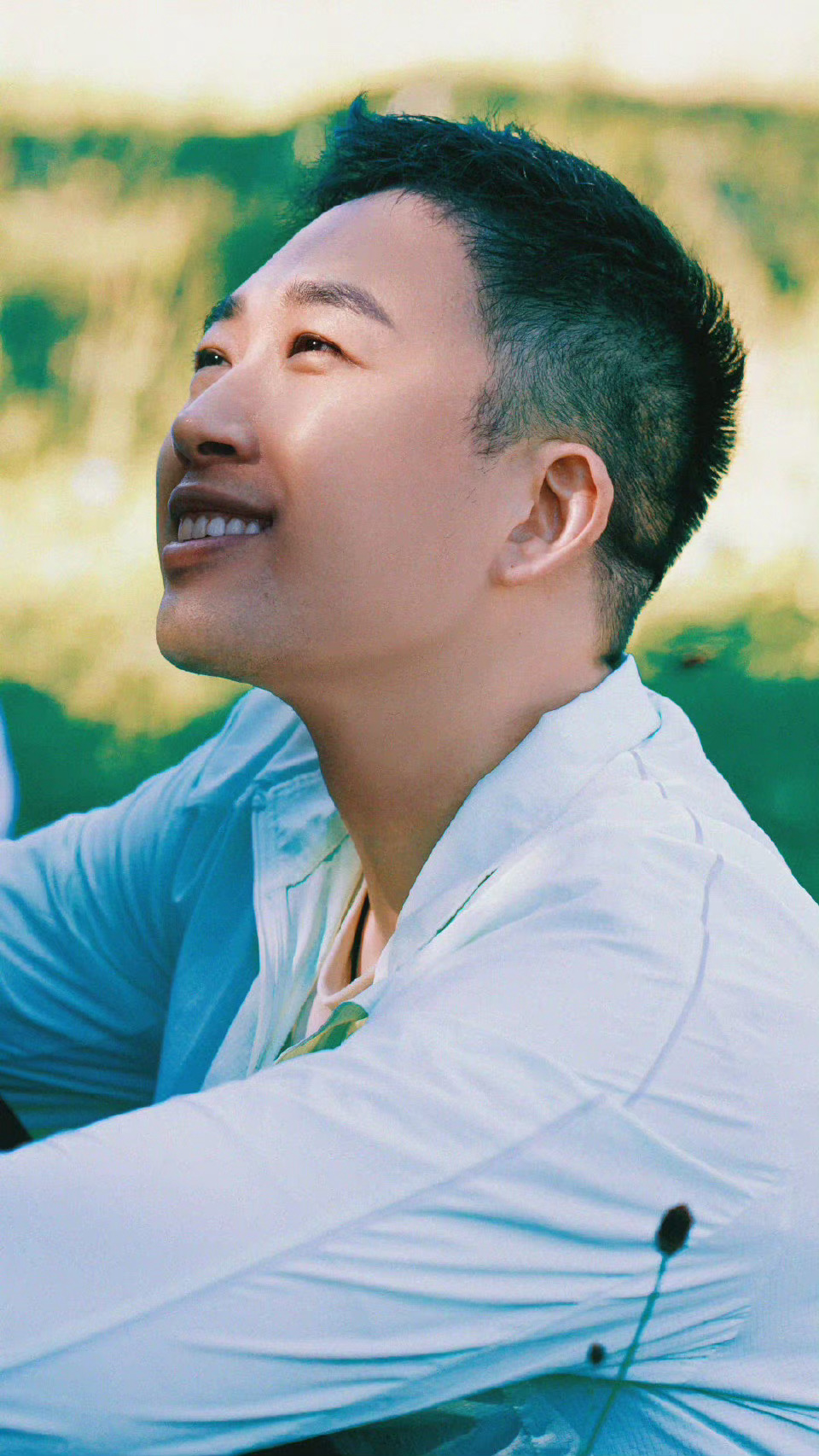 #于正回应白鹿粉丝维权#于正回应白鹿粉丝维权了，表示转给公司法务，看到过分言论就