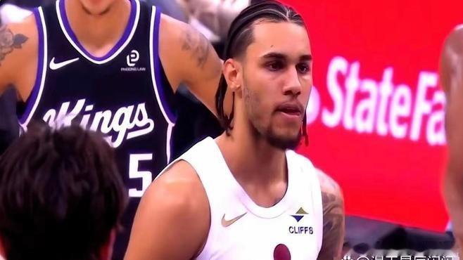 《最后5秒，哈登死死攥着球，米切尔指着自己胸口怒吼，教练在场边双手抱头——完了，