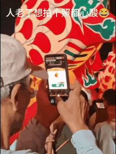 说起最离谱的手机弹窗，我就想到前段时间安徽那位拍美景的大爷。本来打开相机想记录风