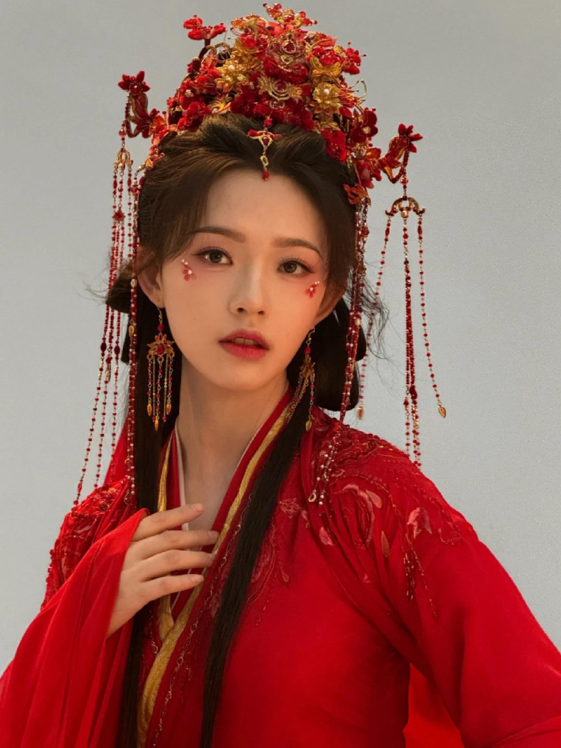 林允归鸾火中红衣回眸 林允这次真的赢很大！红衣散发在火光中奔跑回眸，破碎感攻击性