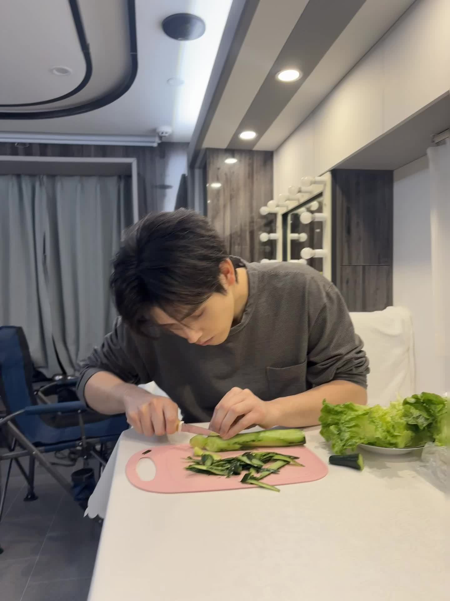 阿瑟，自律的精致boy！谁的居家好男友陈飞宇为了逼真在眼睛里滴血浆