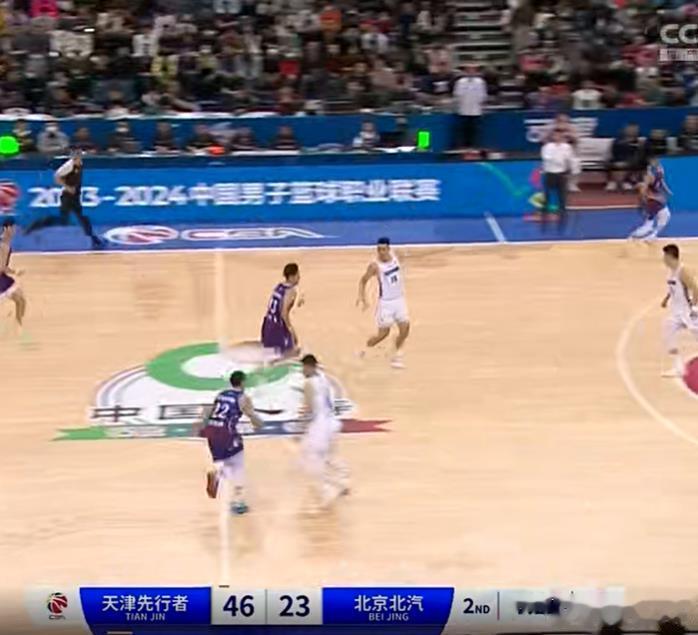23-46，我大首钢的得分只有天津的一半，无论怎么调整就是没人能得分。既然进攻已