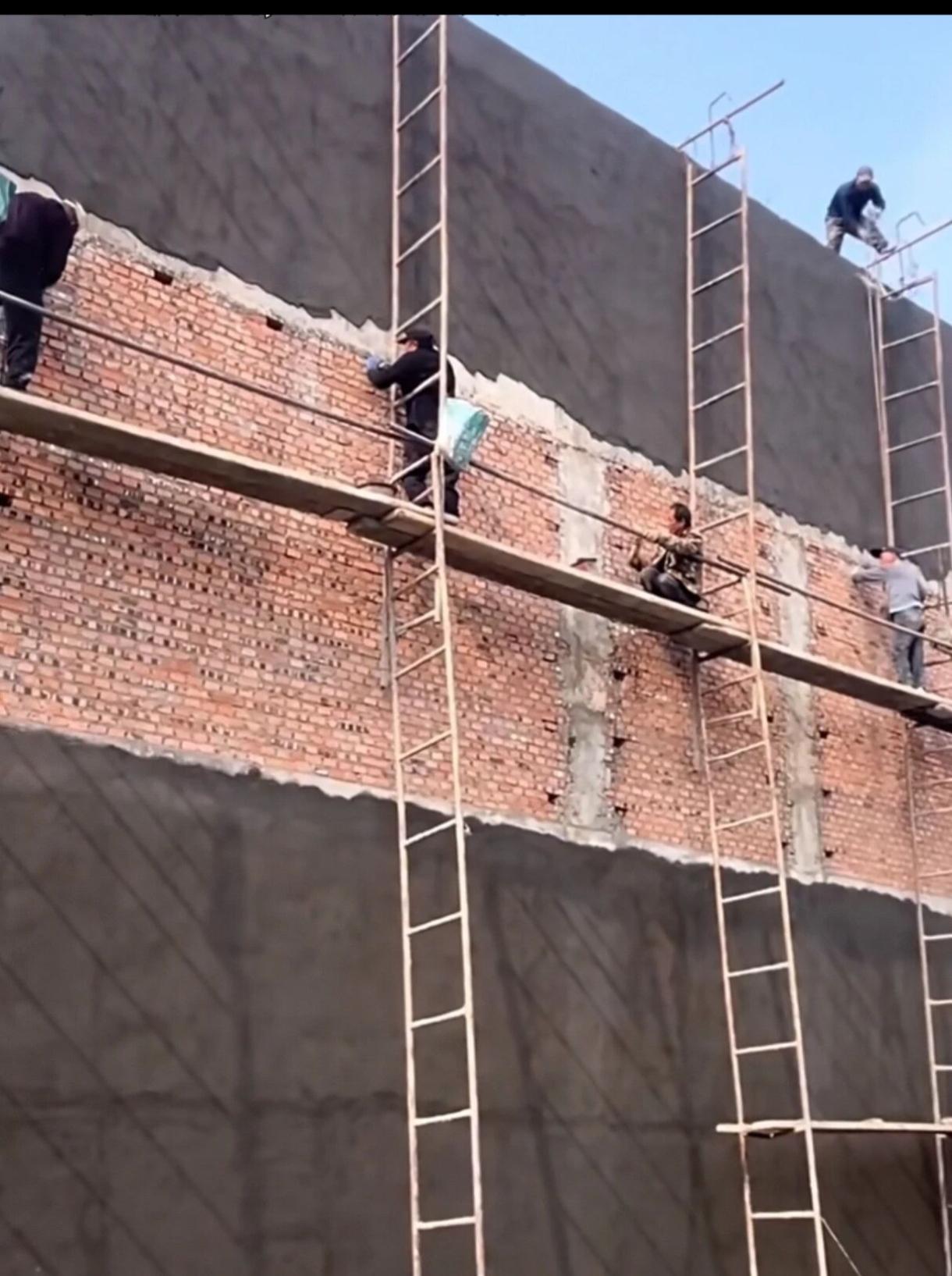 这是仙人桥天梯，农村建房当脚手架用，敢上去施工的牛掰了。