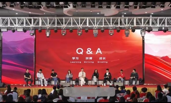 在AI狂飙、企业纷纷“降本增效”搞裁员的当下，刘强东的承诺实在太戳打工人的心了。