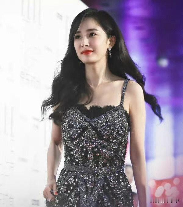 杨幂发了谢罪与不战和平之碑
我记得是19年的微博之夜吧，主持人问她新一年的愿望是