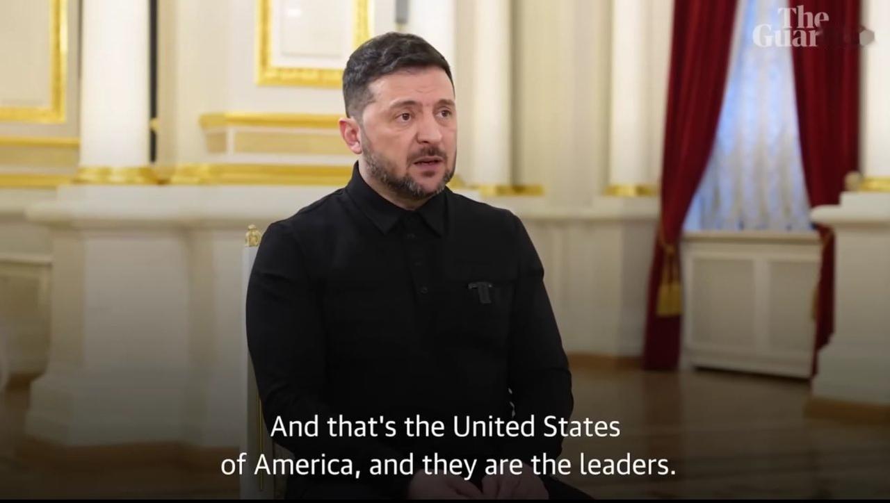 泽连斯基将“硬汉”人设进行到底！

泽连斯基在接受记者采访时称全世界每个人都在害