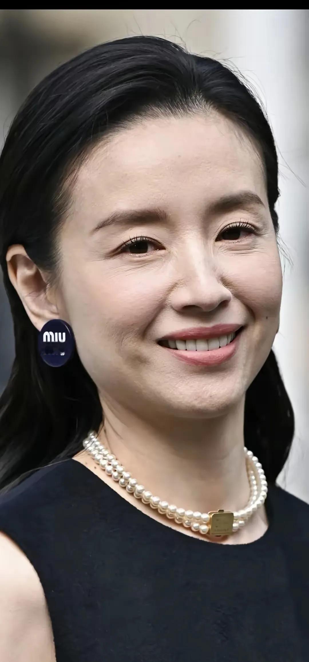 岁月都会慢慢在脸上留下痕迹，美丽也会留下时光的记忆，不知不觉我们都变了，风光依旧