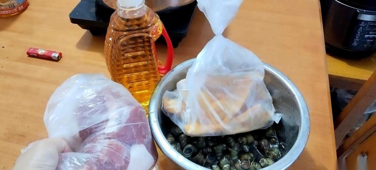 10斤大米，一小瓶26块钱的花生油，一斤猪肉。外加10块钱的田螺，12块钱的鸭脚