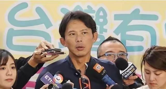 太尴尬了，黄国昌一趟日本之行，倒逼得民众党发言人李友宜，和创党党员朱蕙蓉在11月