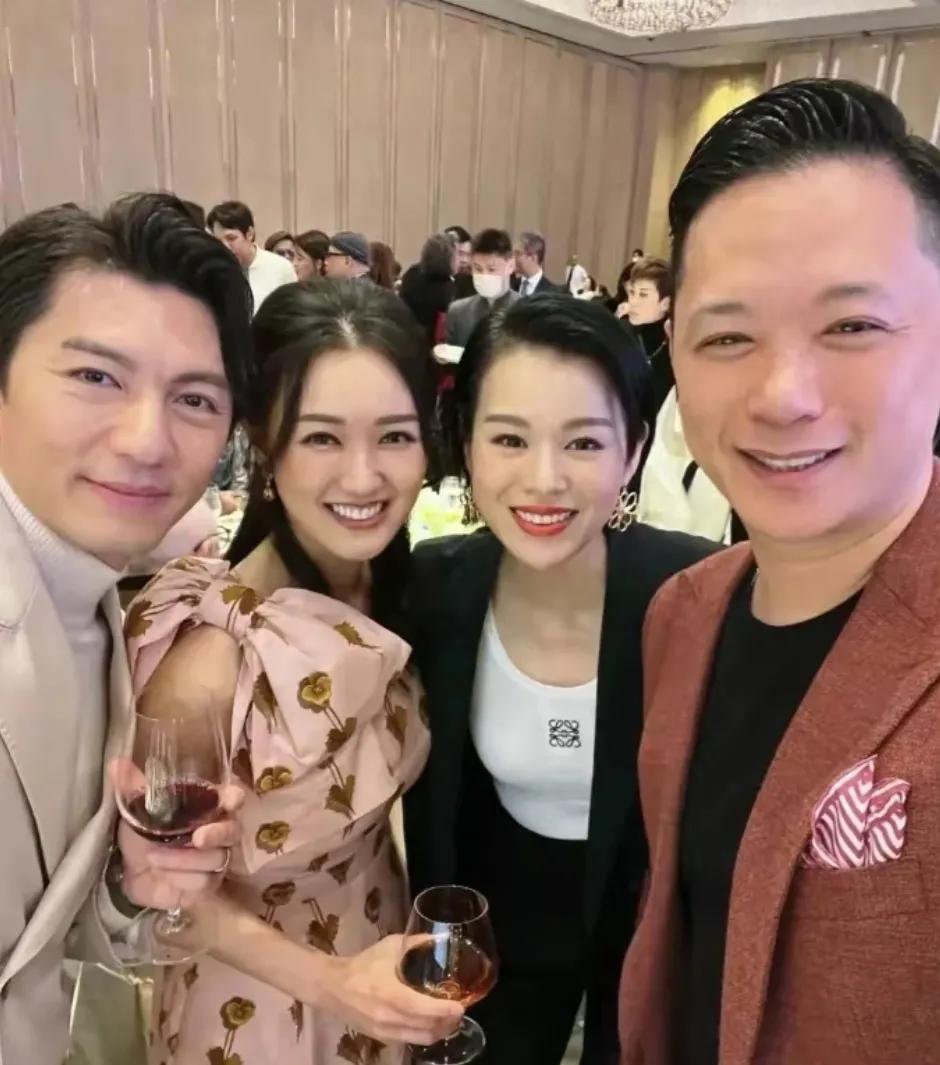 袁伟豪宝宝百日宴
胡杏儿汪明荃等都来参加了百日宴
与其说这是一场百日宴
不如说这