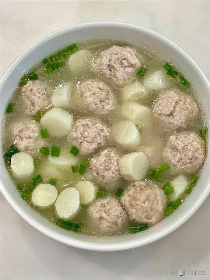 软糯的芋头吸饱肉汤，手工肉丸鲜嫩不柴。简单清炖，不放重调料，保留食材本身的鲜香。