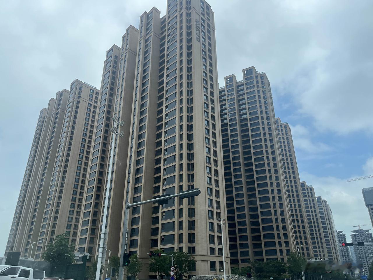 山东头村，青岛崂山很牛的一个村，扼守香港东路核心位置。

据记载，1403年，辛