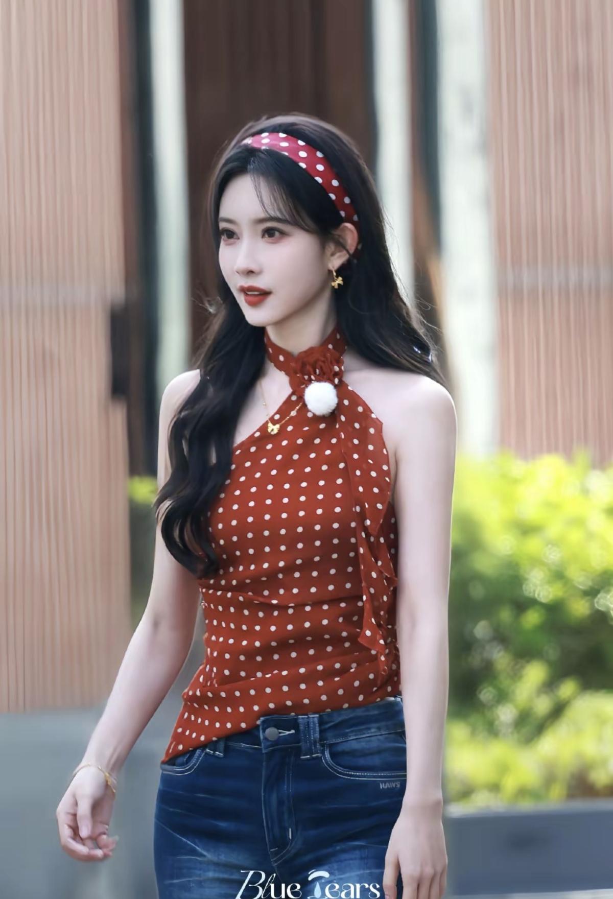 孟姐的复古波点造型太绝了[赞]红底白点挂脖上衣+同色系发带，搭配牛仔裤，港风氛围