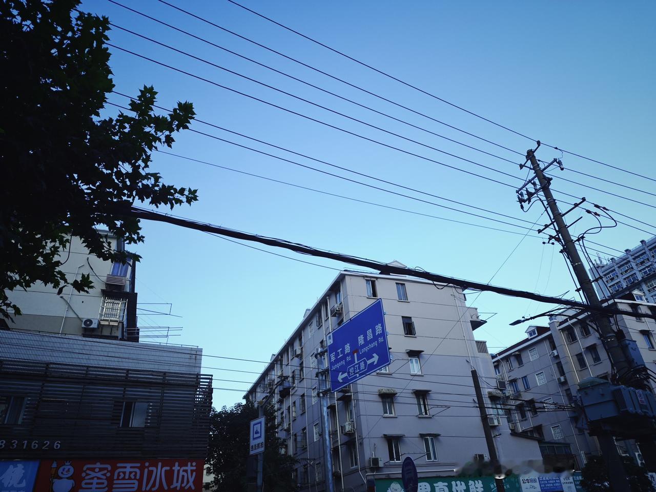 上海的天气离谱到没人能读懂，只有一种连自己都知之半解的说法 —— 厄尔尼诺现象对