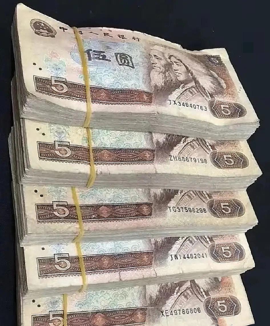 心如死灰！今天，我把收藏了几十年的1980年版5元纸币拿去市场找商贩接盘变现。一