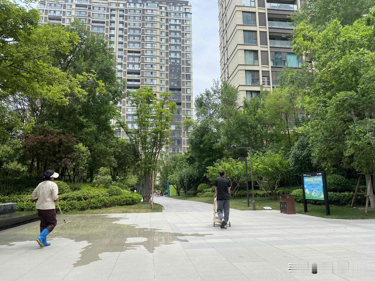 晒图笔记大赛悠闲午后，漫步绿意盎然的小区，享受生活的宁静与美好。🌿🏡🚶‍♂