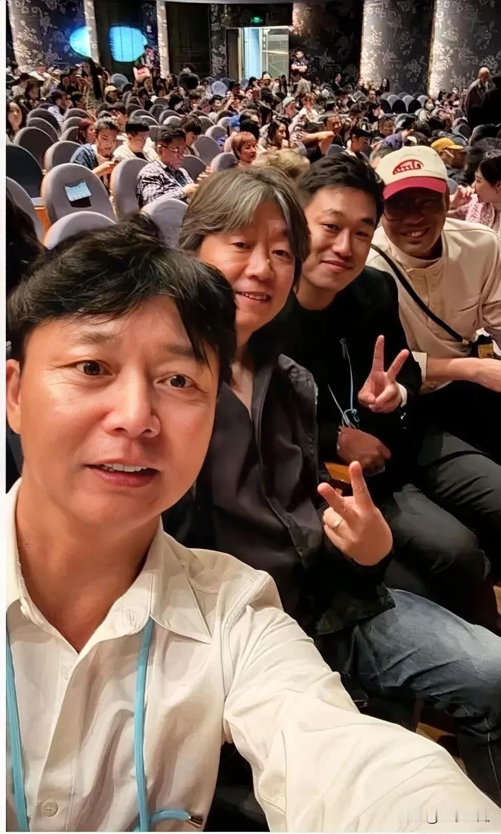 前排4位男明星，你一眼认出了谁？他们都是了不起的实力派演员，最前面的刘奕君五官立