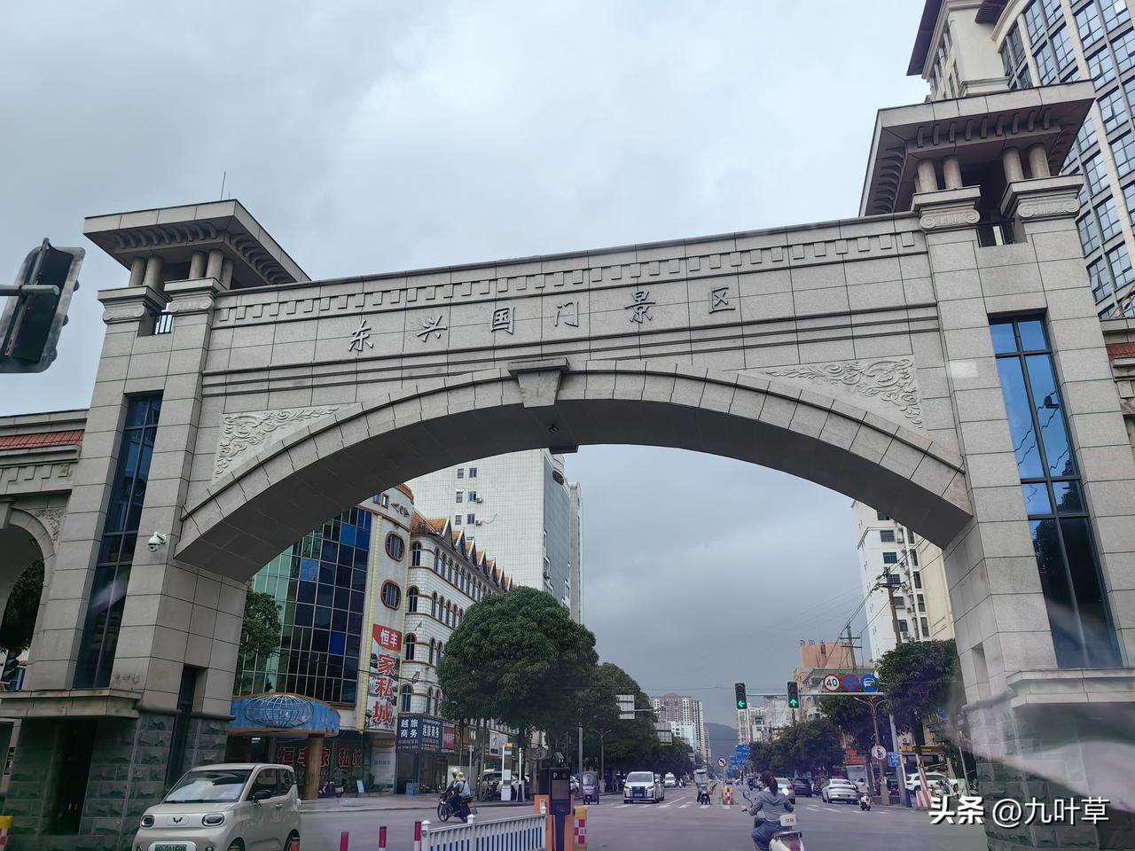 对下联原创
下联一:把酒论英雄！
煮酒论英雄，肝胆照沧浪。剑胆淬火，琴心沥霜，谈