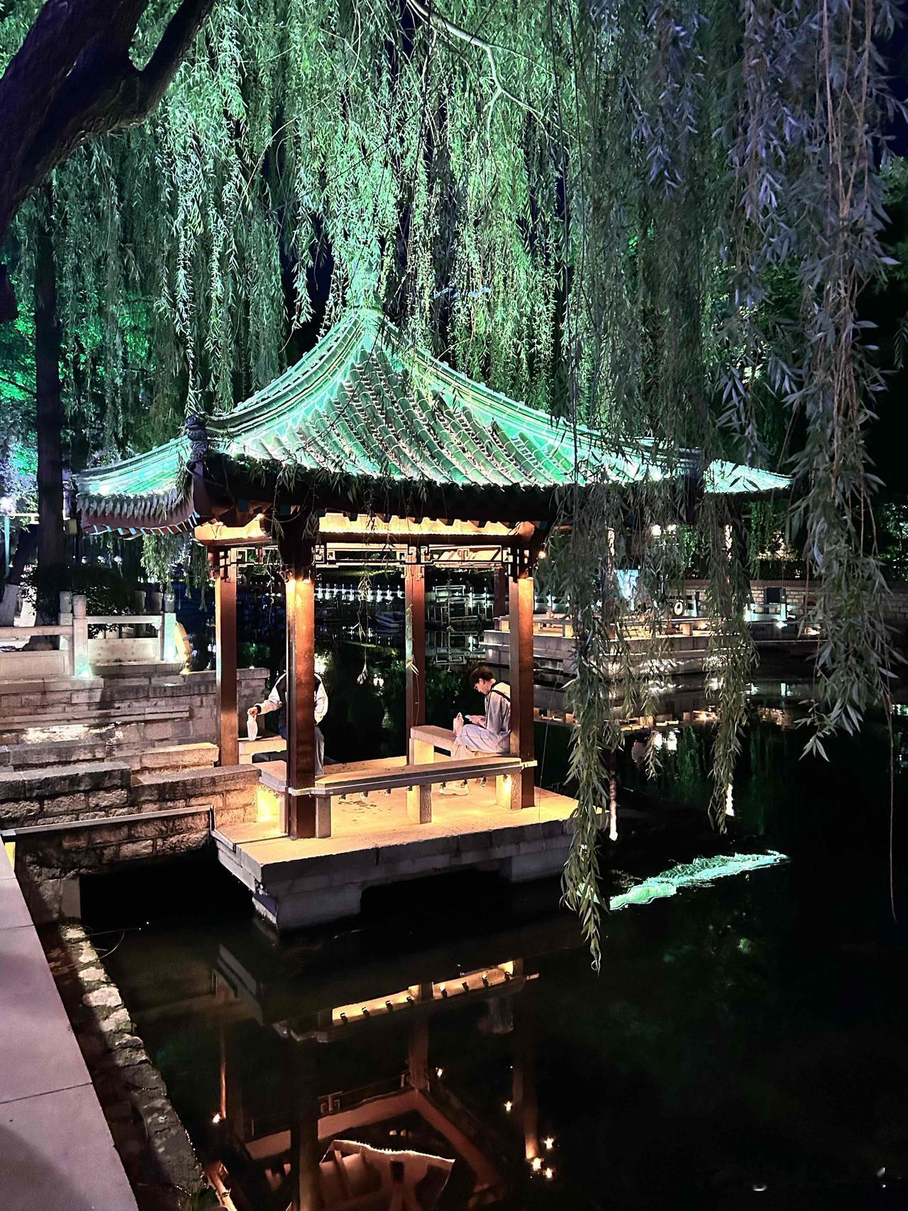 小虎会总结发言了！

昨晚饭后孩子们提议出去溜达溜达，我们去了宽厚里。初夏的宽厚